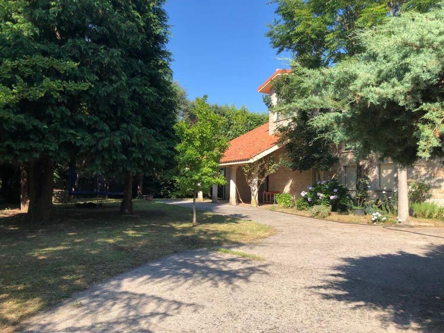 a house with a driveway in front of a building at Villa do Sil in Sober