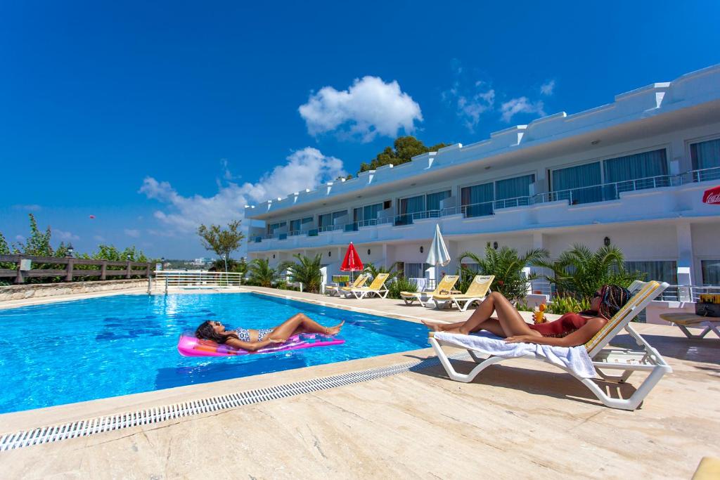 Bazén v ubytování Side Beach Club nebo v jeho okolí