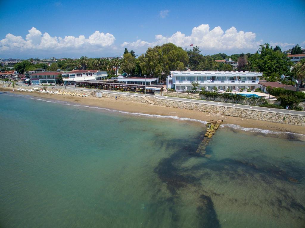 una vista aérea de una playa con un edificio en Side Beach Club, en Side