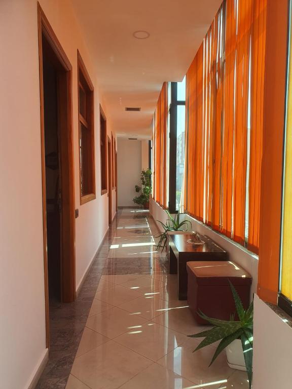 Fotografie z fotogalerie ubytování Hotel W Bush Square v destinaci Fushë-Krujë
