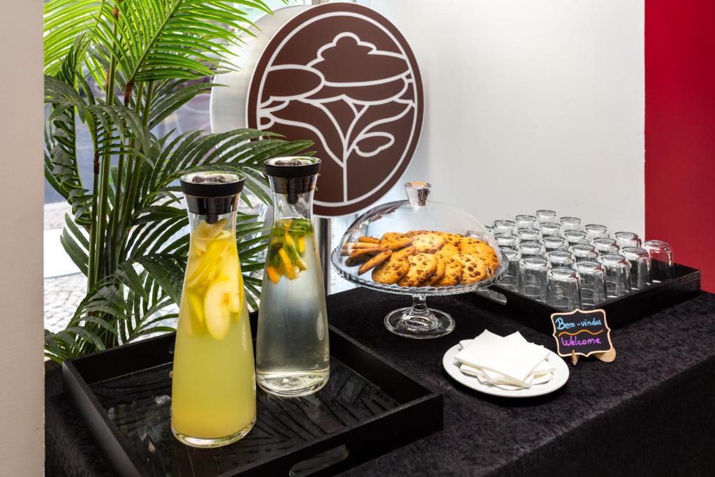 A welcome refreshment station with infused water, cookies and glasses.
