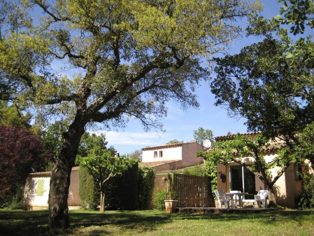 コゴランにあるLes Gites du Merleの庭からの家の景色