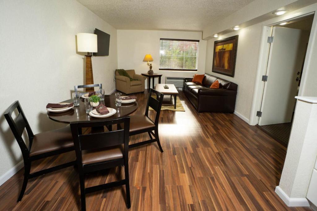 ein Wohnzimmer mit einem Tisch, Stühlen und einem Sofa in der Unterkunft Oak Ridge at Branson in Branson