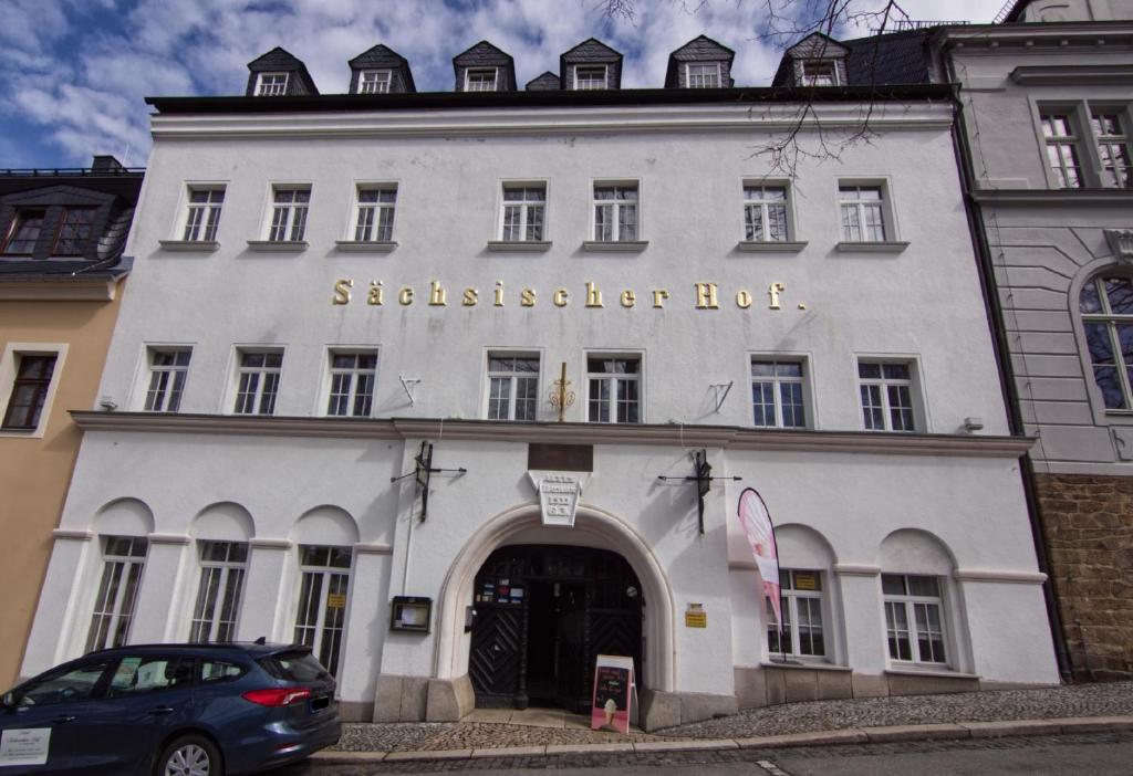 Un bâtiment blanc avec les mots schedelvelt dans l'établissement Hotel Sächsischer Hof, à Scheibenberg