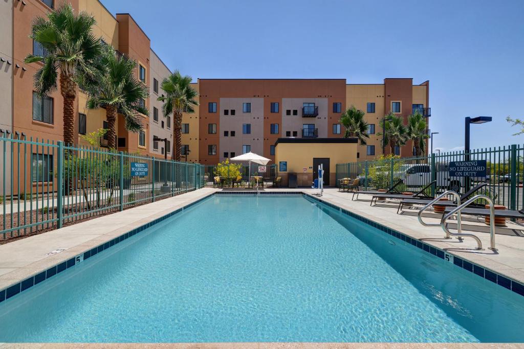 Bazén v ubytování WaterWalk Extended Stay by Wyndham Phoenix N Happy Valley nebo v jeho okolí