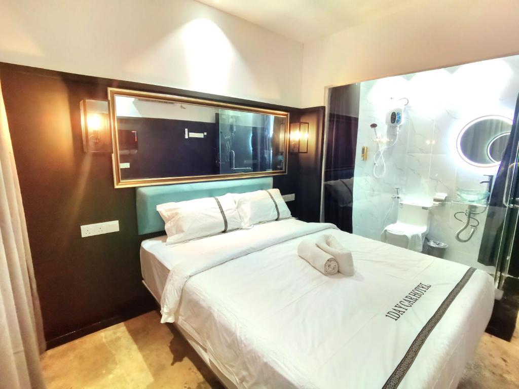 Habitación de hotel con 2 camas y TV de pantalla plana. en 1 Day Car Hotel - BG Perdana en Batu Gajah