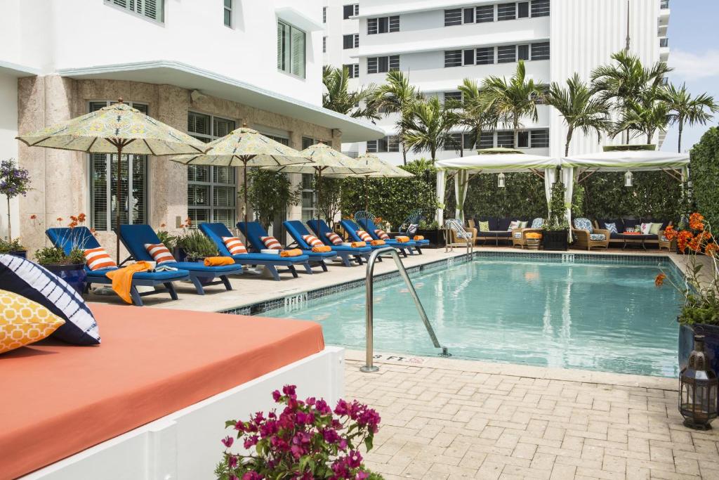 basen w hotelu z leżakami i parasolami w obiekcie Circa 39 Hotel Miami Beach w Miami Beach