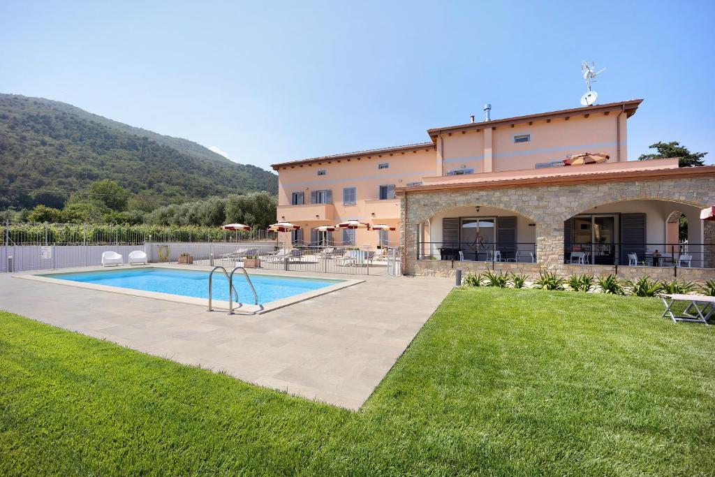 una casa con piscina en un patio en Antichi Ricordi - Il Pollaio, en Molino Nuovo