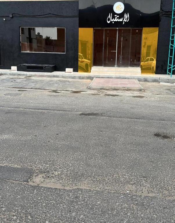 una calle vacía delante de una tienda en ريف الحسا للشقق الفندقيه, en Al Hofuf