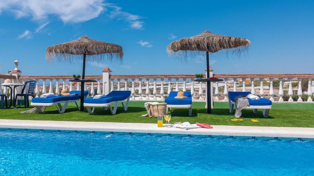 Bazén v ubytování Villa Quevedo Torrox by Ruralidays nebo v jeho okolí