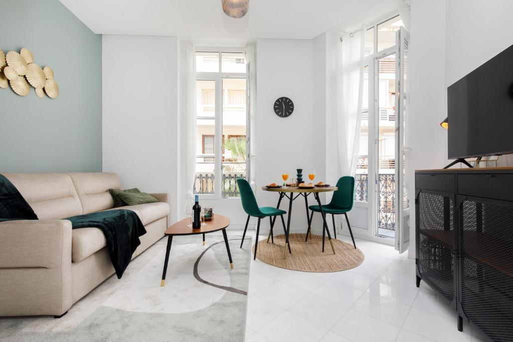 un salon avec un canapé et une table dans l'établissement The Green Sun YourHostHelper, à Cannes