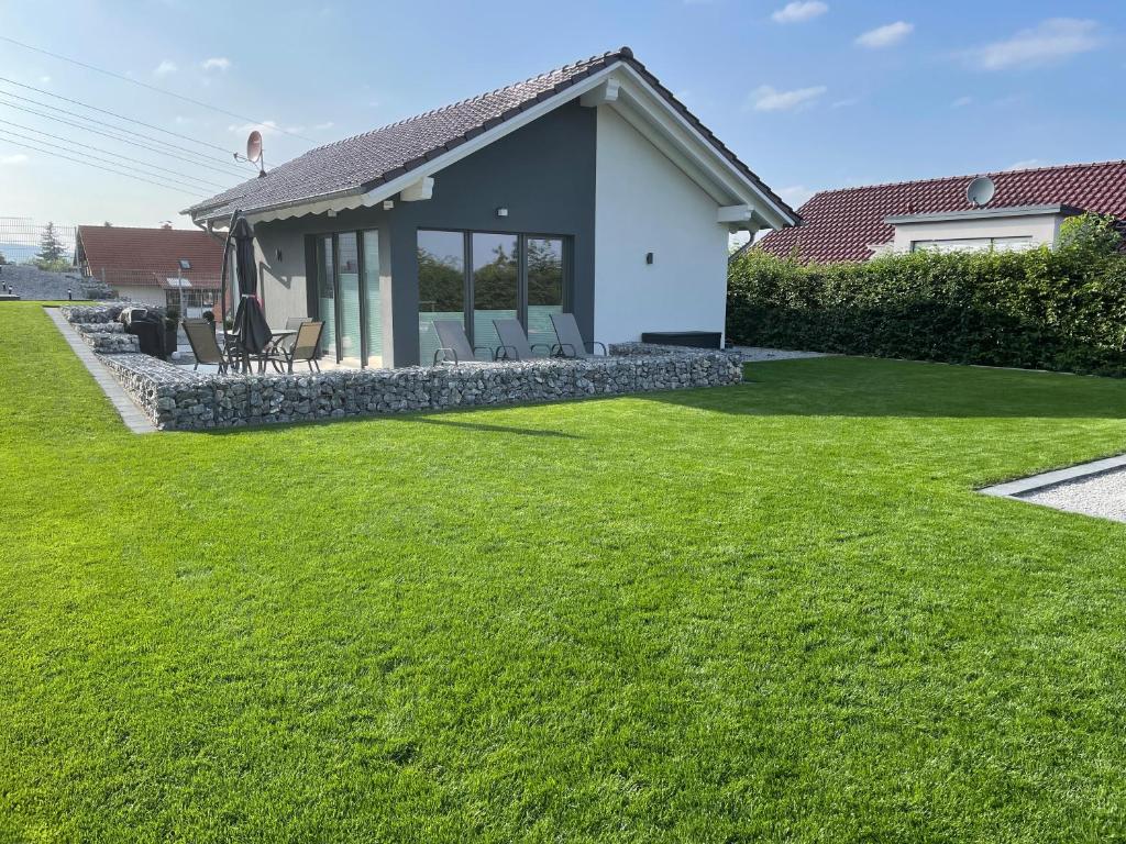 ein Haus mit grünem Rasen davor in der Unterkunft Ferienhaus Stilloft One in Wernigerode