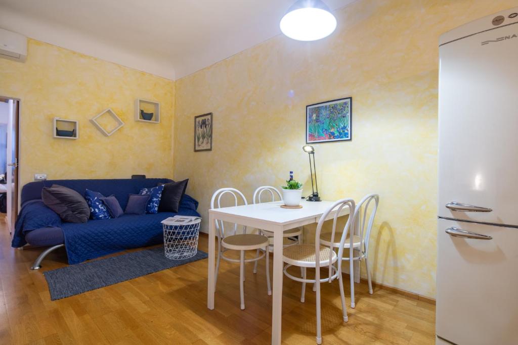 フィレンツェにあるSanta Reparata Flatのリビングルーム(テーブル、青いソファ付)