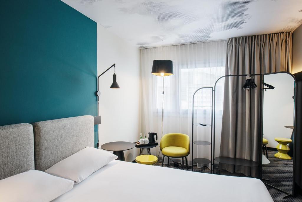 Habitación de hotel con cama, mesa y sillas en ibis Warszawa Centrum en Varsovia