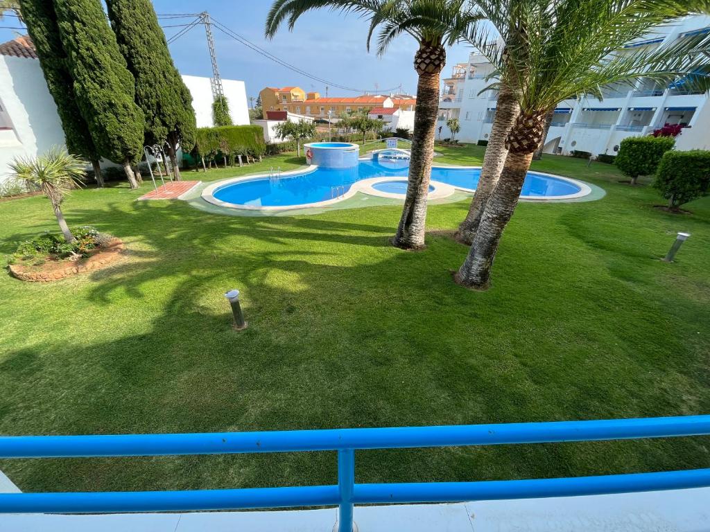 Bazén v ubytovaní Apartamentos Nova Romana Altamar alebo v jeho blízkosti