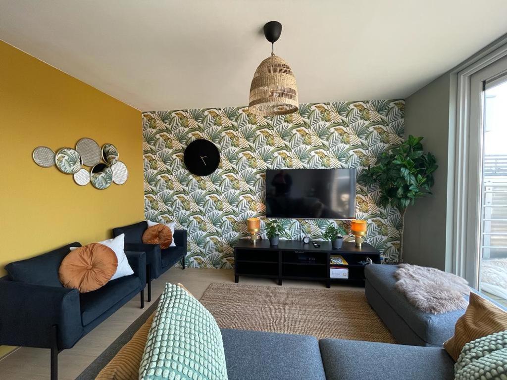 - un salon avec un canapé et une télévision dans l'établissement Estrella del Mar III, à Ostende