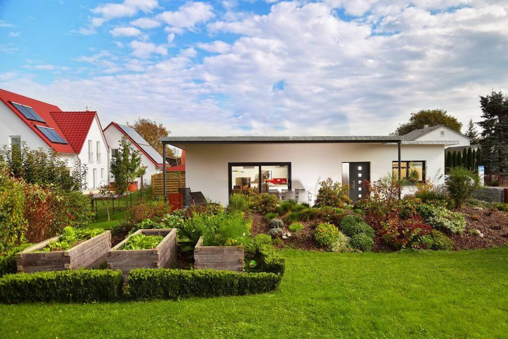 una casa con un jardín delante de ella en Wohnen im mobilen Haus, en Ingolstadt
