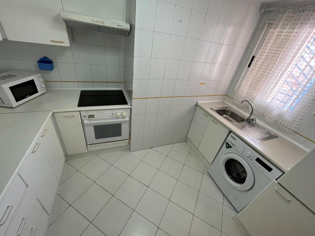 Kuchyňa alebo kuchynka v ubytovaní Apartamentos Nova Romana Altamar