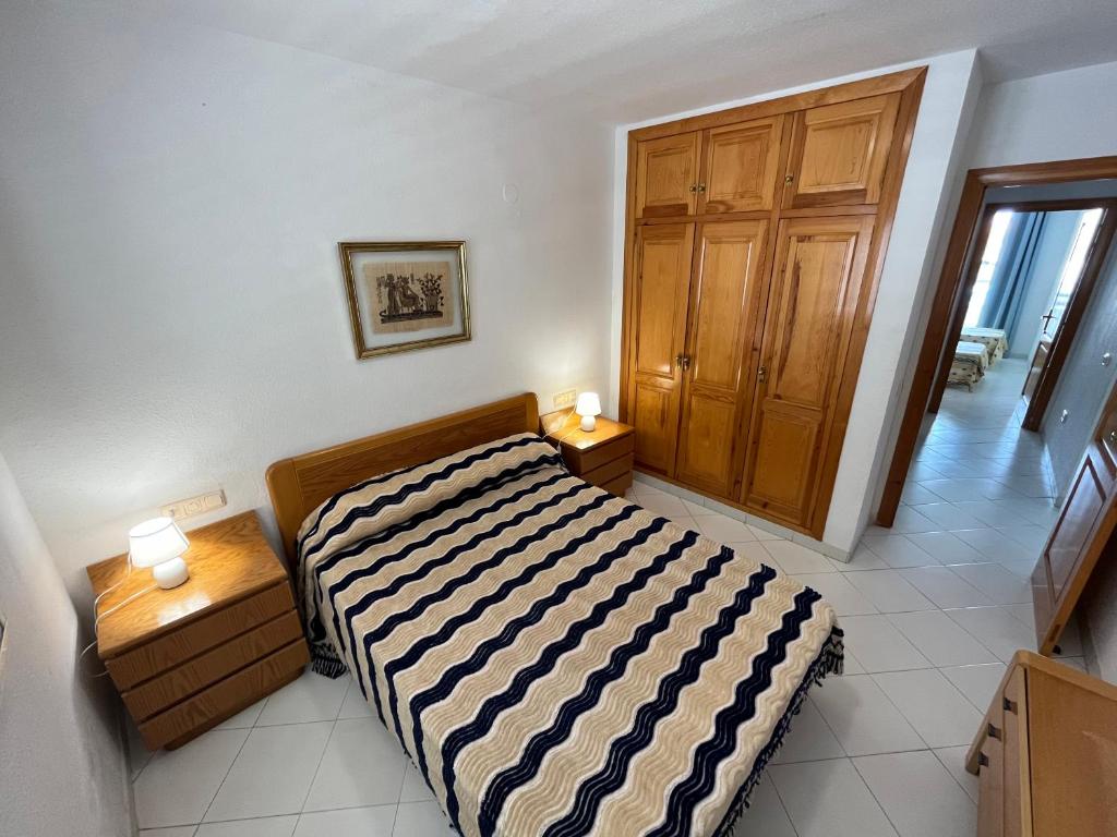 Posteľ alebo postele v izbe v ubytovaní Apartamentos Nova Romana Altamar