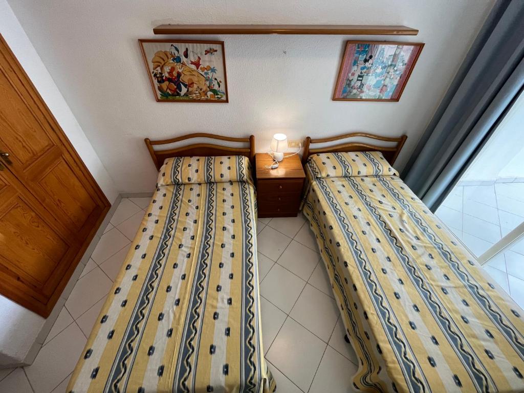 Posteľ alebo postele v izbe v ubytovaní Apartamentos Nova Romana Altamar