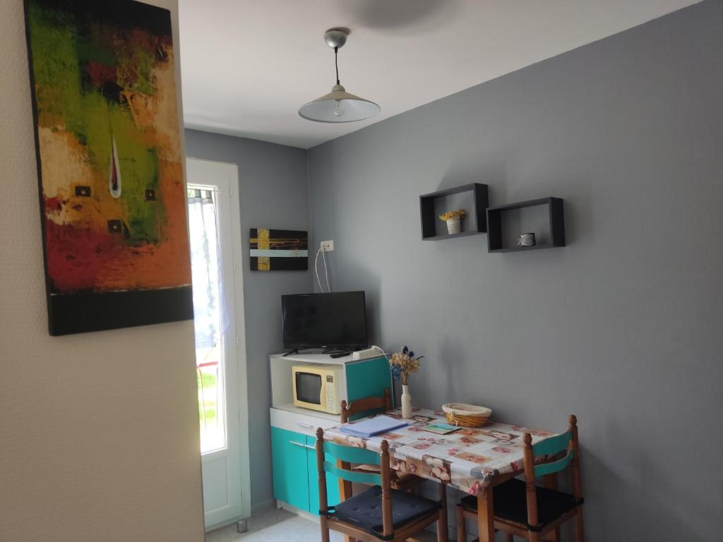 Telewizja i/lub zestaw kina domowego w obiekcie T1 BIS de 27m2 à BARBOTAN -Minimum 21 nuits - au calme #VACANCES#CURE-lac et piscine à 1 km,