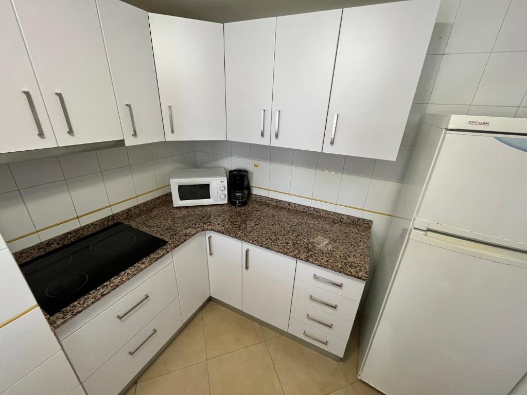 Kuchyňa alebo kuchynka v ubytovaní Apartamentos Nova Romana Altamar