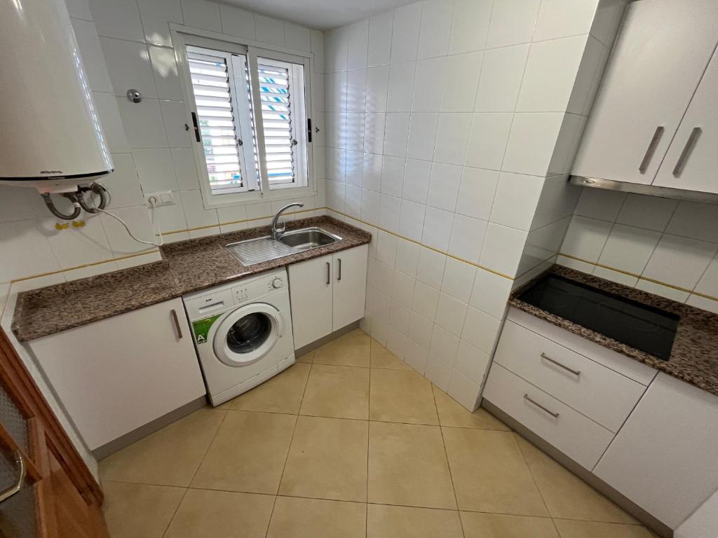 Kuchyňa alebo kuchynka v ubytovaní Apartamentos Nova Romana Altamar