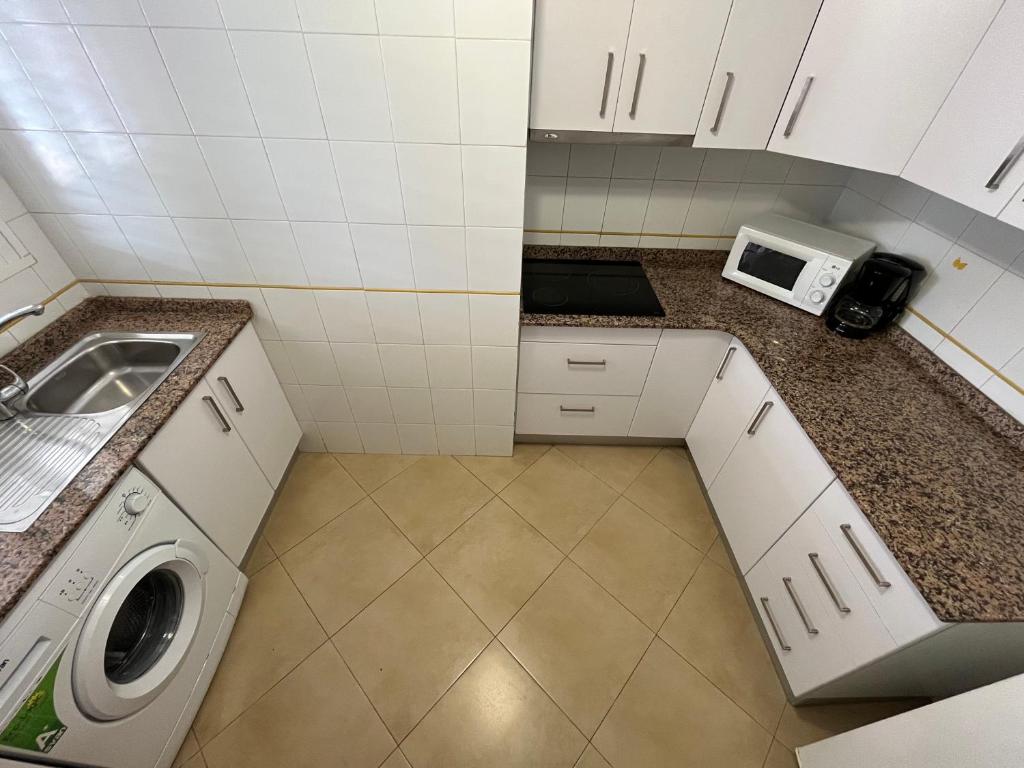 Kuchyňa alebo kuchynka v ubytovaní Apartamentos Nova Romana Altamar