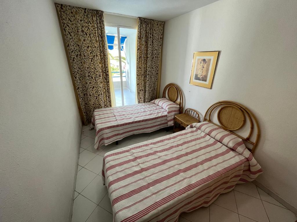 Posteľ alebo postele v izbe v ubytovaní Apartamentos Nova Romana Altamar