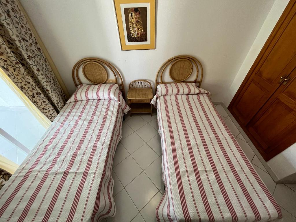Posteľ alebo postele v izbe v ubytovaní Apartamentos Nova Romana Altamar