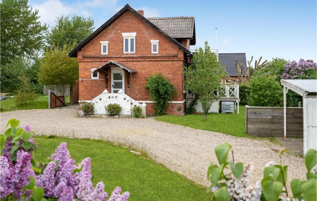 una casa con una entrada de grava delante de ella en Stunning Apartment In Hjer With Wifi, en Højer