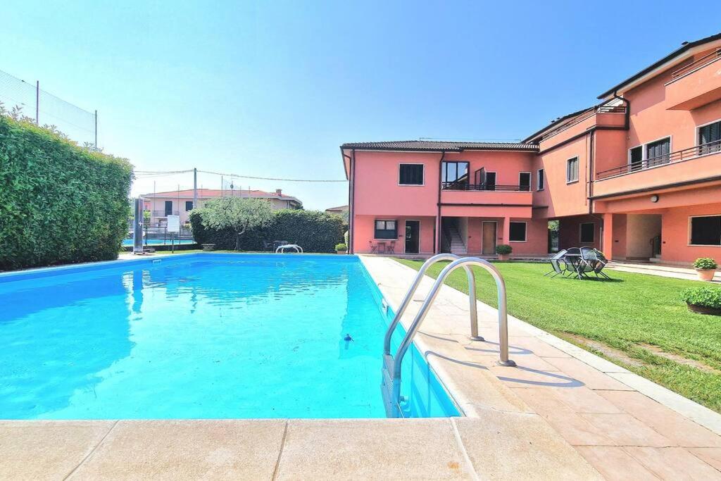 バルドリーノにあるVOLTA Pool&Beach apartmentの建物前のスイミングプール
