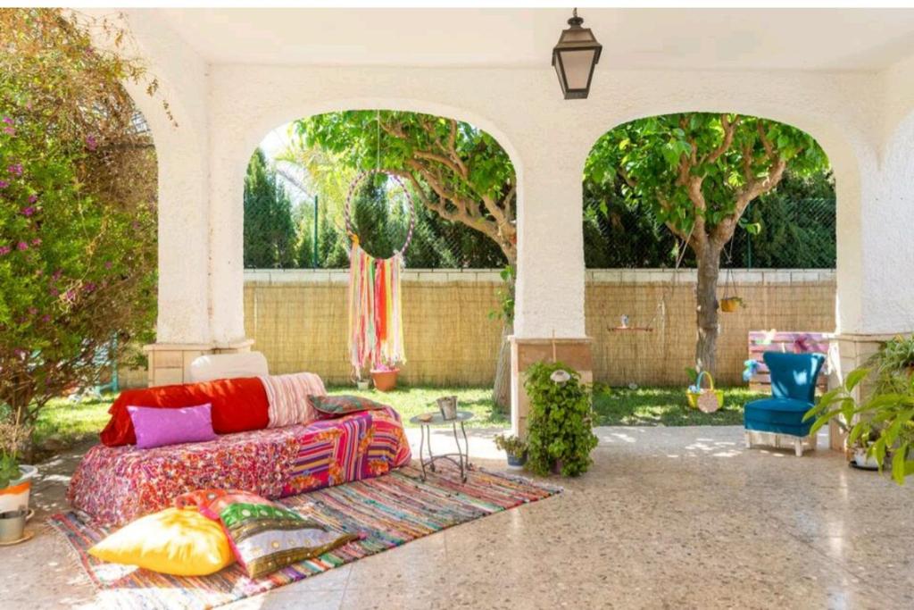 een woonkamer met een bank in een patio bij CM Azibi Blue Room in El Campello
