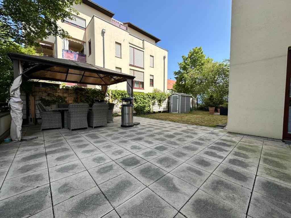 eine Terrasse mit einem Tisch und einem Pavillon in der Unterkunft FHV01 - Ferienwohnung 100m² 6 Personen Garten und Terrasse 2x WC in Taucha