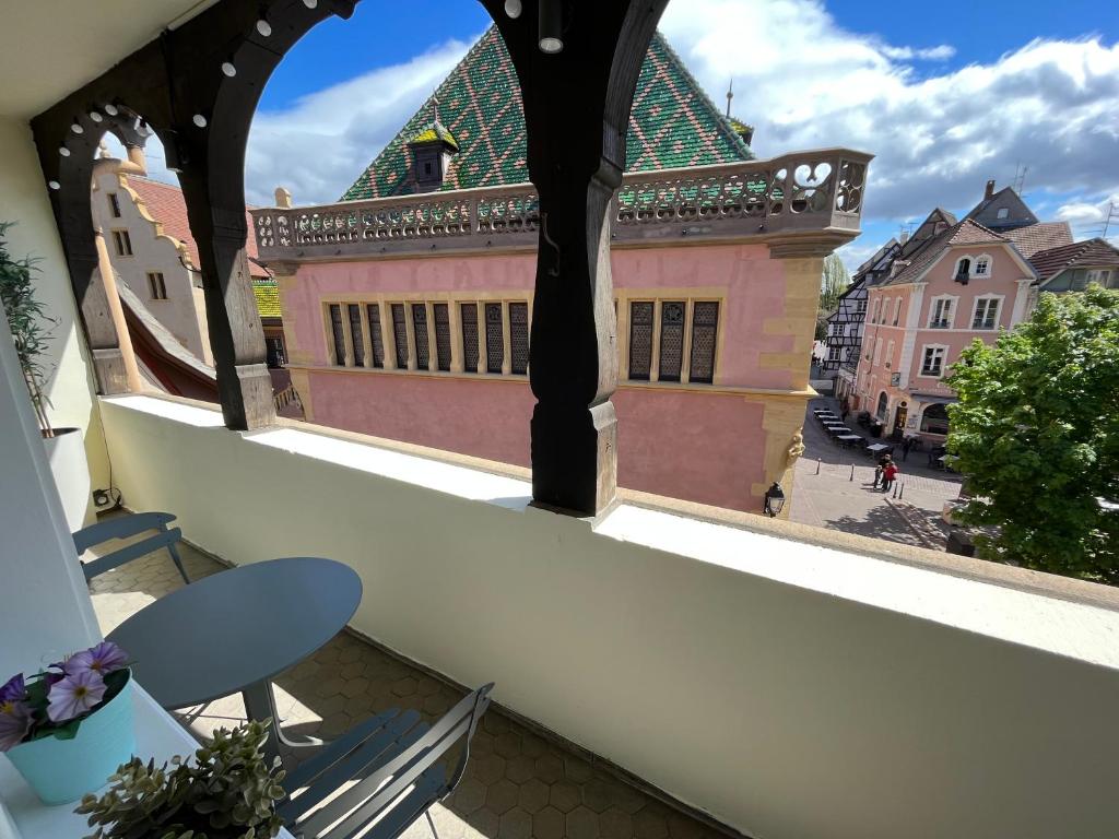 Le Balcon de Colmar tesisinde bir balkon veya teras