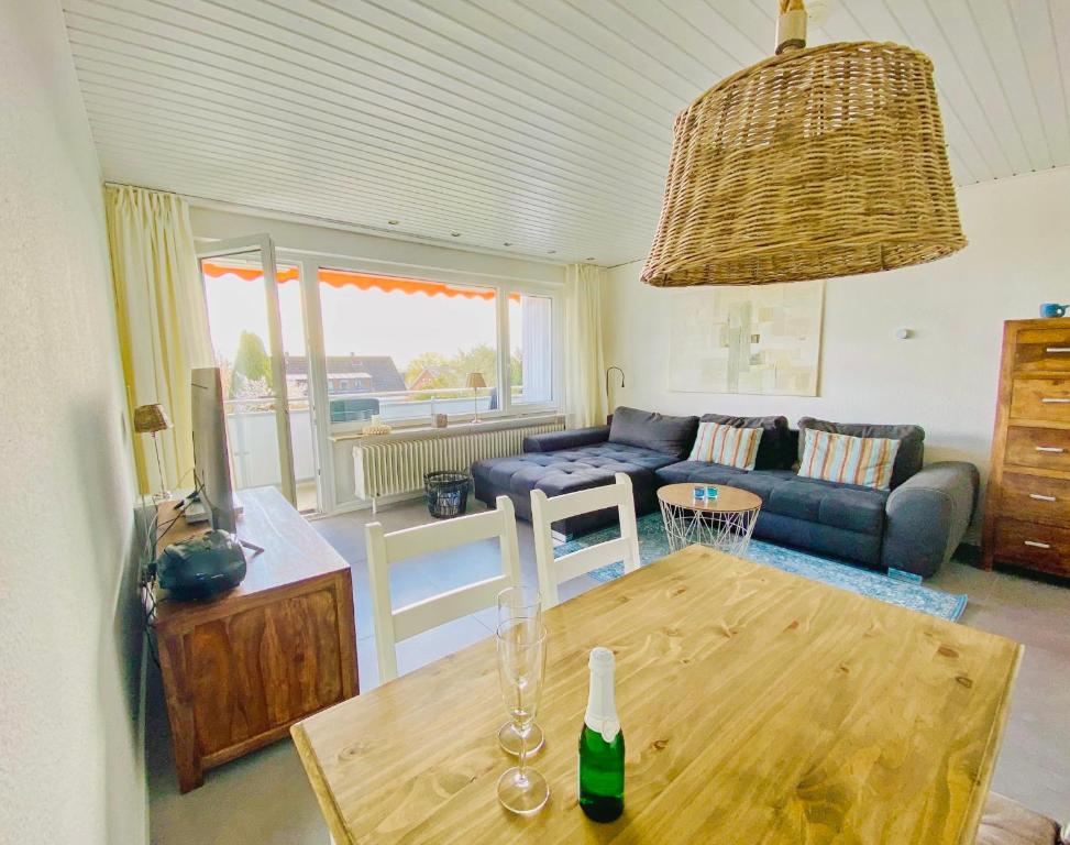 uma sala de estar com uma mesa e um sofá em Beach inkl WLAN em Grömitz