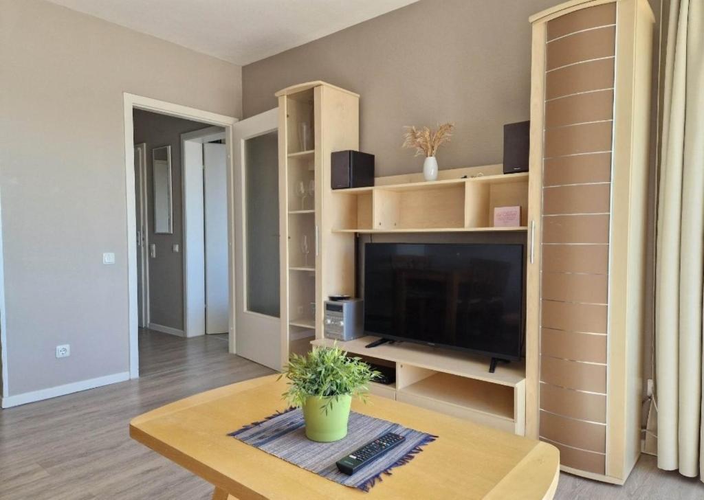 TV a/nebo společenská místnost v ubytování Hanseat I App 82
