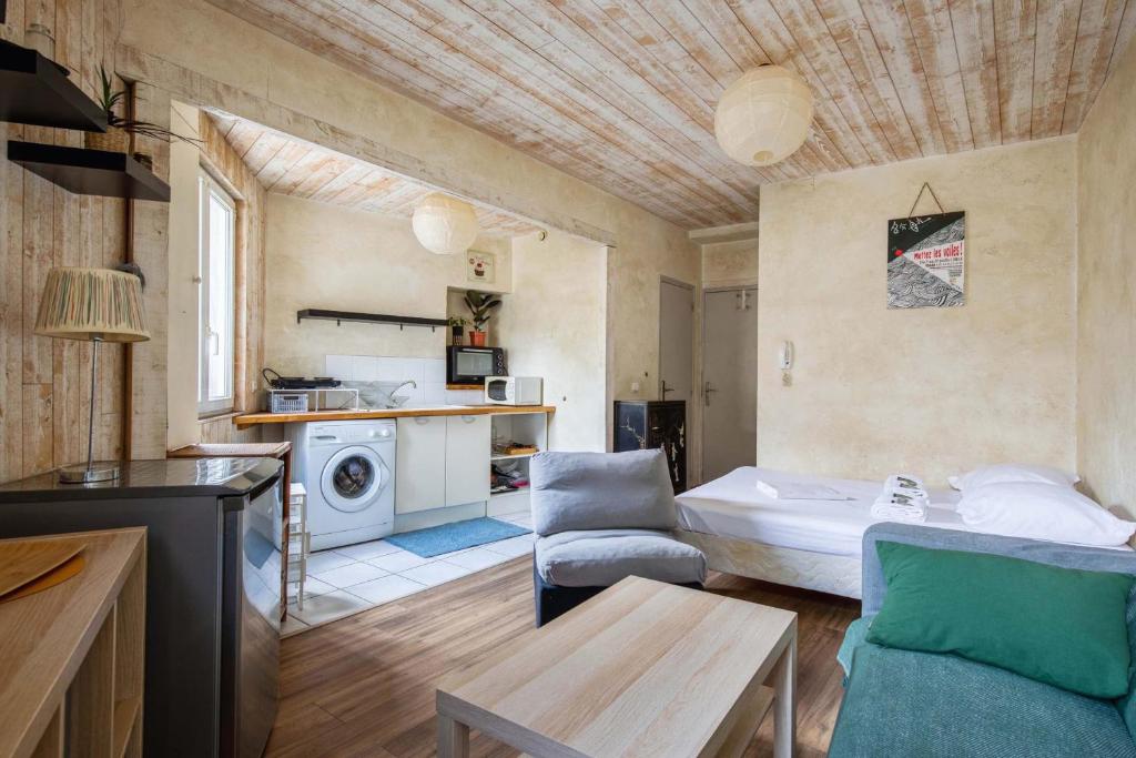 sala de estar con cama y cocina en Luminous studio in the center of Avignon - Welkeys, en Aviñón