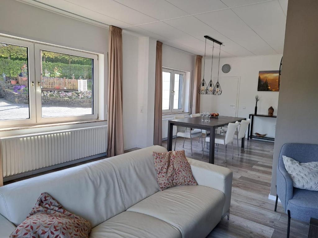格羅爾斯泰恩的住宿－Dolce Vita Gerolstein - Luca，客厅配有白色的沙发和桌子