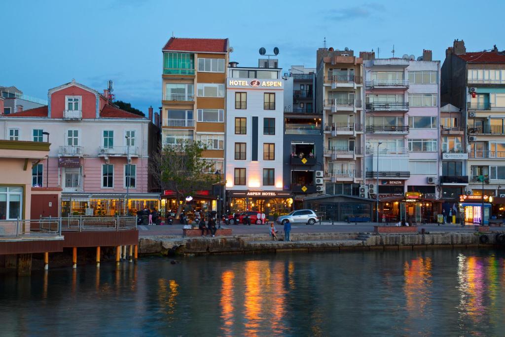 een groep gebouwen naast een waterlichaam bij Çanakkale Bosphorus Port Aspen Hotel in Canakkale