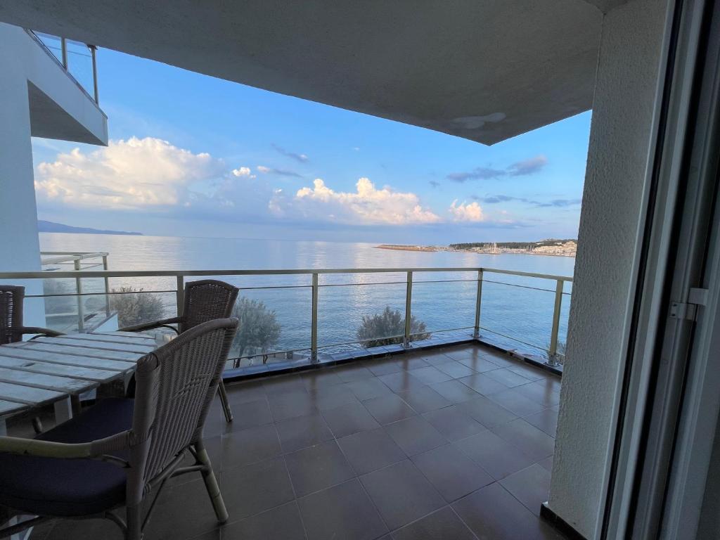 een balkon met een tafel en stoelen en uitzicht op het water bij Nemi in L'Escala