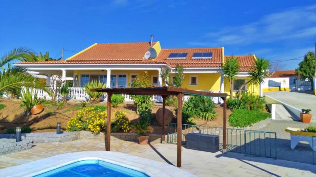 a house with a swimming pool in front of it at 6 Persoons Vakantiewoning Portugal - Casa do Balão - en - Casa Pequeno Pintor in Figueira e Barros
