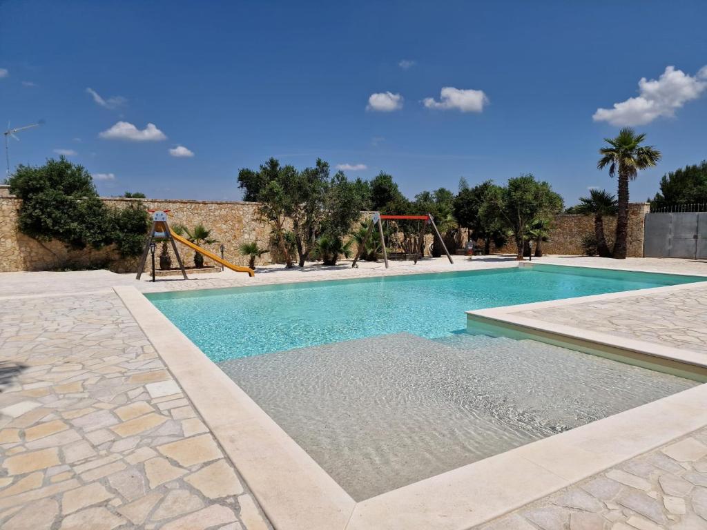 basen ze zjeżdżalnią i placem zabaw w obiekcie Villa Divina w mieście Marina di Mancaversa
