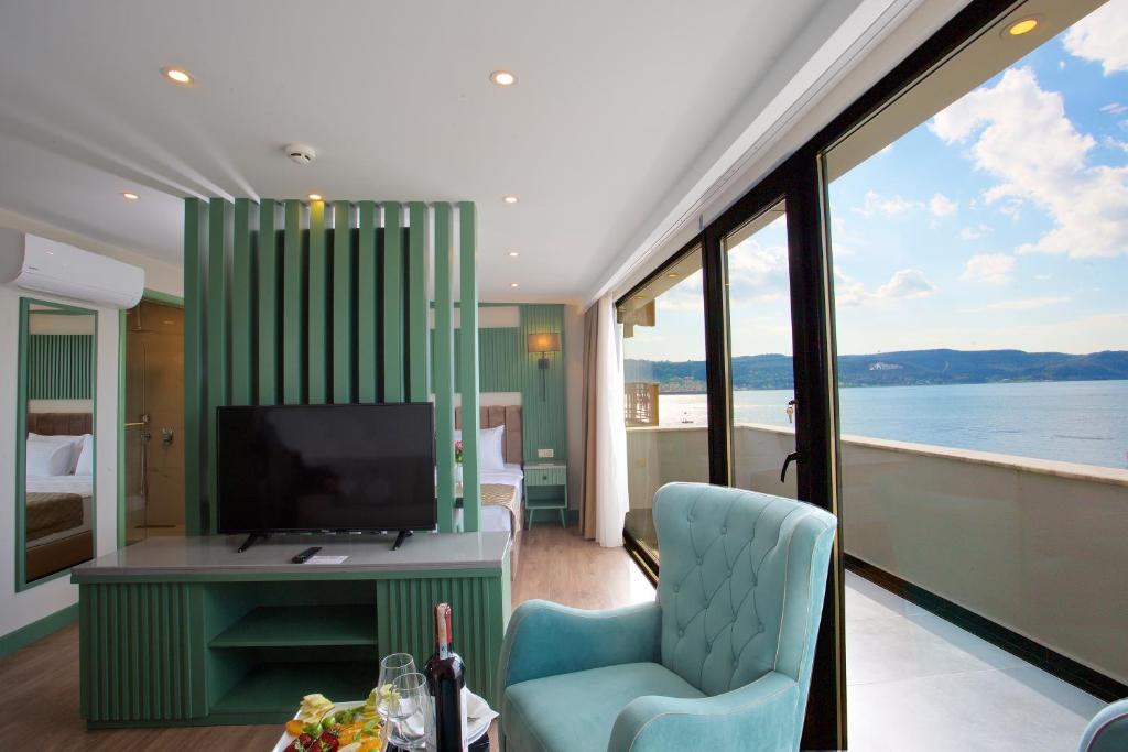 TV a/nebo společenská místnost v ubytování Çanakkale Bosphorus Port Aspen Hotel
