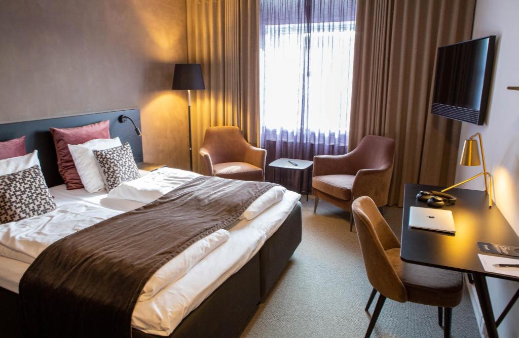 Letto o letti in una camera di Struer Grand Hotel