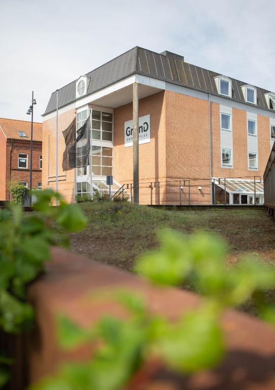 un edificio con pannelli solari nella parte anteriore di Struer Grand Hotel a Struer
