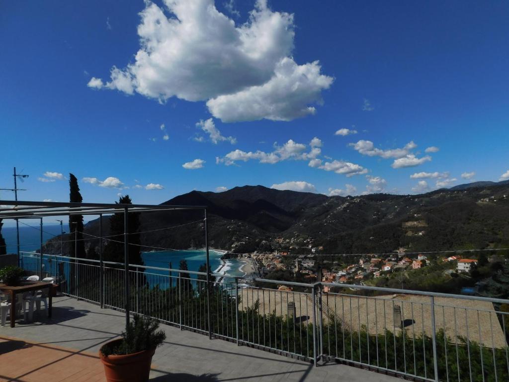 - une vue depuis le balcon d'une maison dans l'établissement Quinto Canto Moneglia, à Moneglia