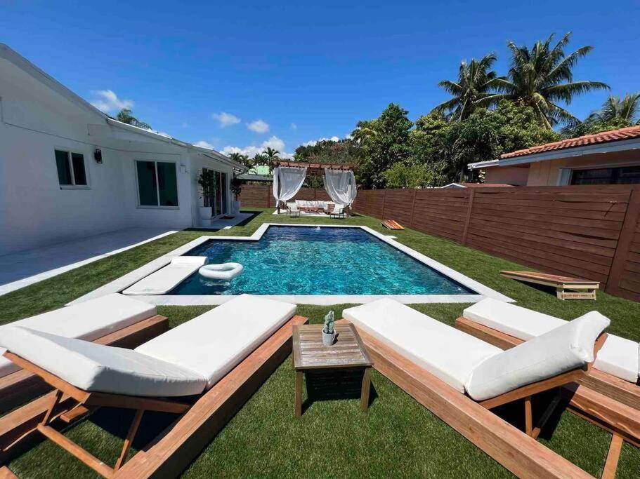 สระว่ายน้ำที่อยู่ใกล้ ๆ หรือใน Casa Mondrian- Resort Style Home- Mins to Beaches