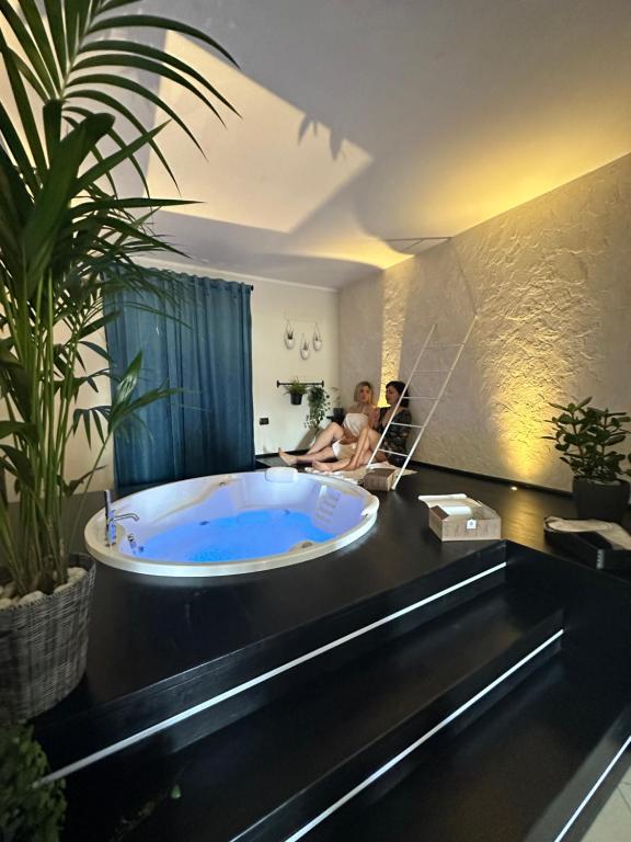 2 persone sedute in un bagno con vasca di BeZen_experience a San Vitaliano 