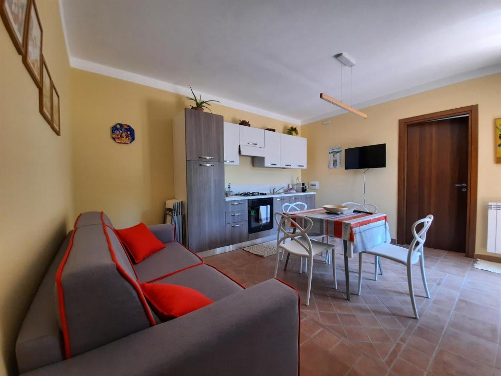 A kitchen or kitchenette at Il Borghetto di San Giuseppe EtnaRooms&Apartments